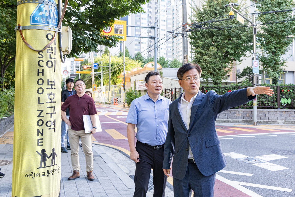 선유중학교 앞 보도 점검하는 조유진 영등포구청장