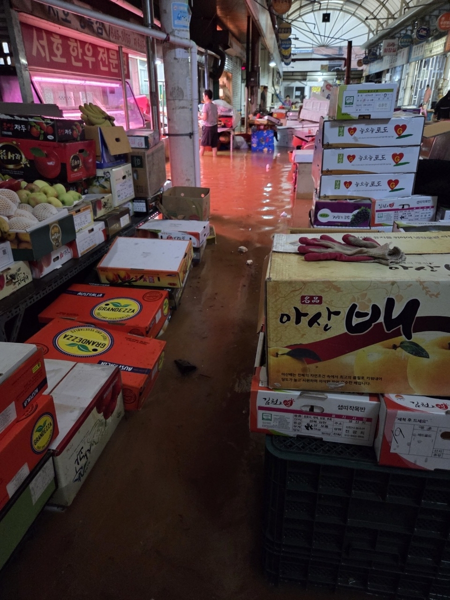 지난 17일 침수된 통영 서호전통시장 내부