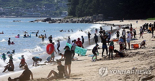 거제 구조라해수욕장 피서 인파