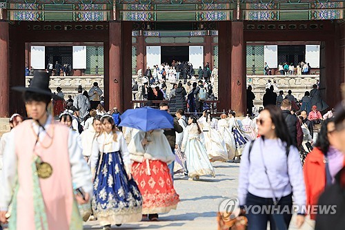 한복 입고 경복궁을 찾은 시민과 관광객들