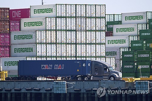 미국 LA항에 쌓인 컨테이너