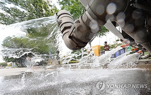 폭염에 달아오른 도로 위 '시원한 물줄기'
