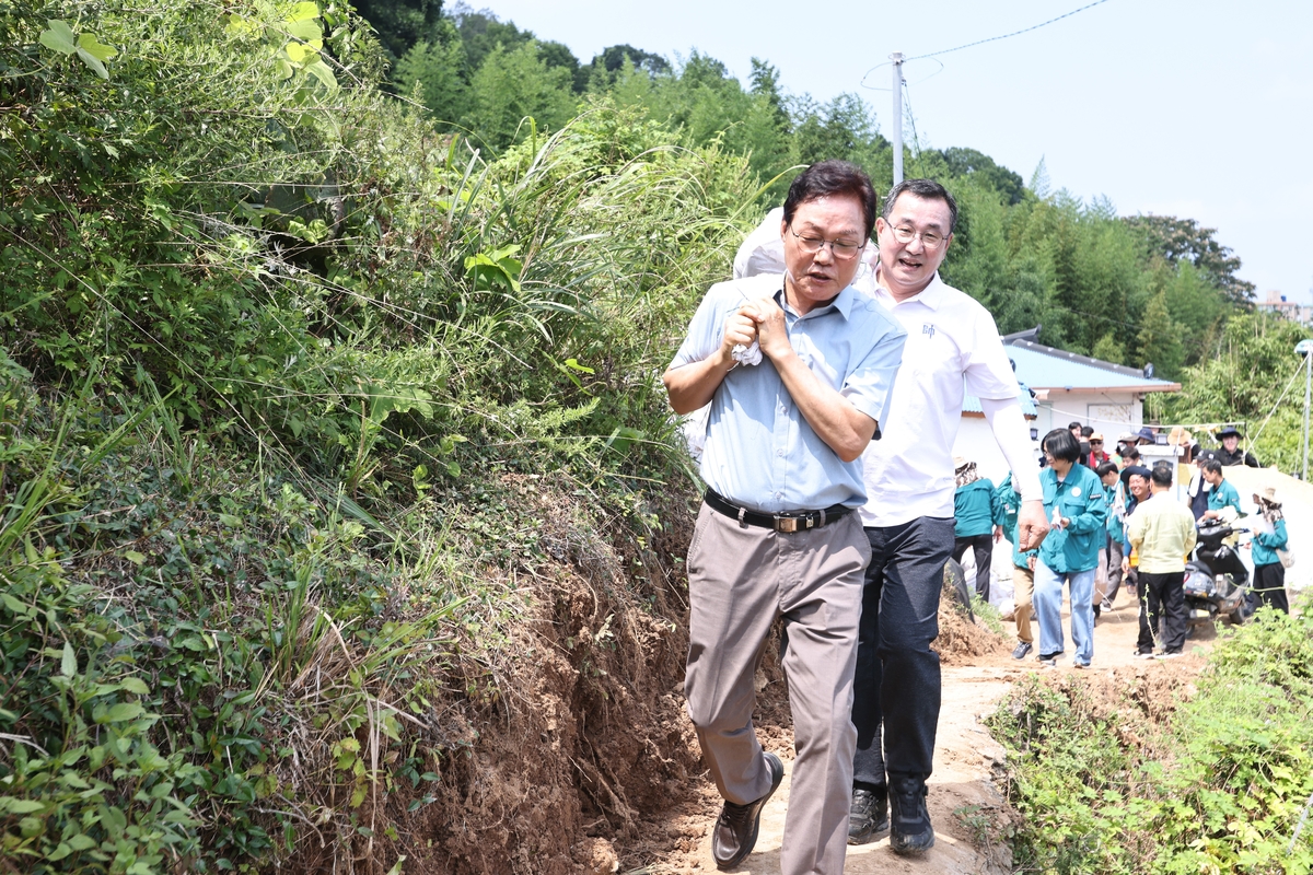 통영시 산양읍 곤리도 복구 동참한 박완수 경남지사(앞쪽)와 강석주 통영시장(뒤쪽)