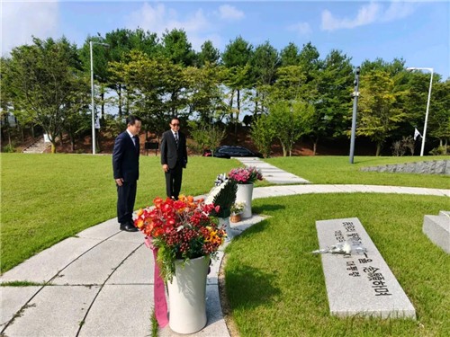 24일 노태우 전 대통령 묘역 참배하는 다이빙 주한 중국대사(왼쪽)