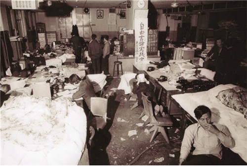1975년 편집국에서 농성하는 동아일보 기자들