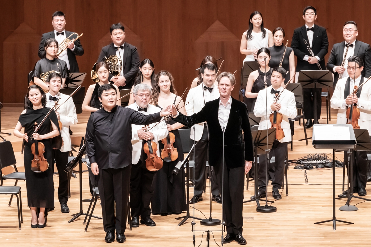 세종솔로이스츠와 지휘자 윤한결, 테너 이안 보스트리지