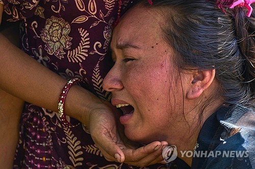 네팔 누와코트 지역서 실종된 가족 기다리며 우는 여성