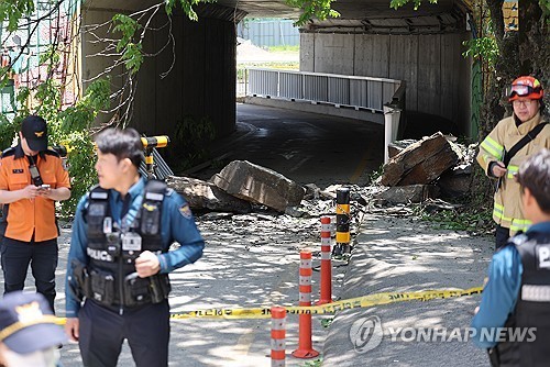 통제되는 낙석 사고 현장