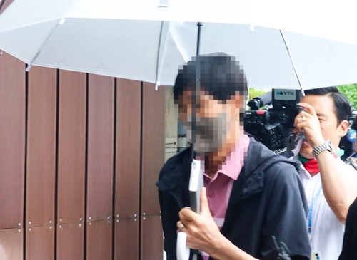 구속 전 피의자 심문 출석하는 전직 경남도 공무원