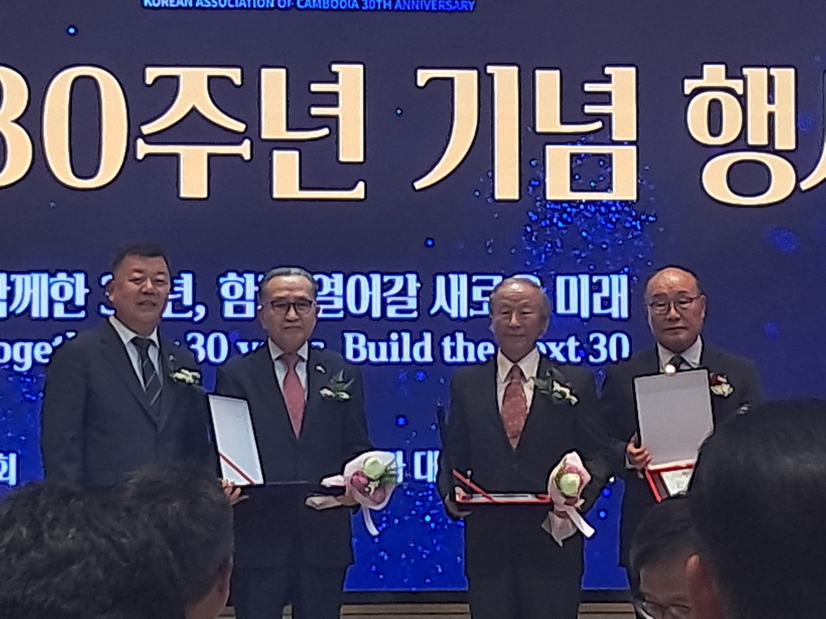 재캄보디아한인회 창립 30주년 기념 공로패 수상자
