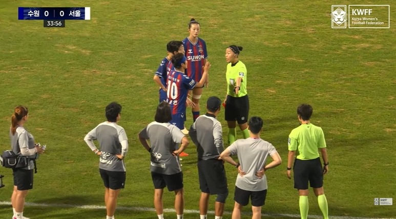 수원FC 위민과 서울시청의 WK리그 경기 중 배선영 주심에게 항의하는 지소연(10번)