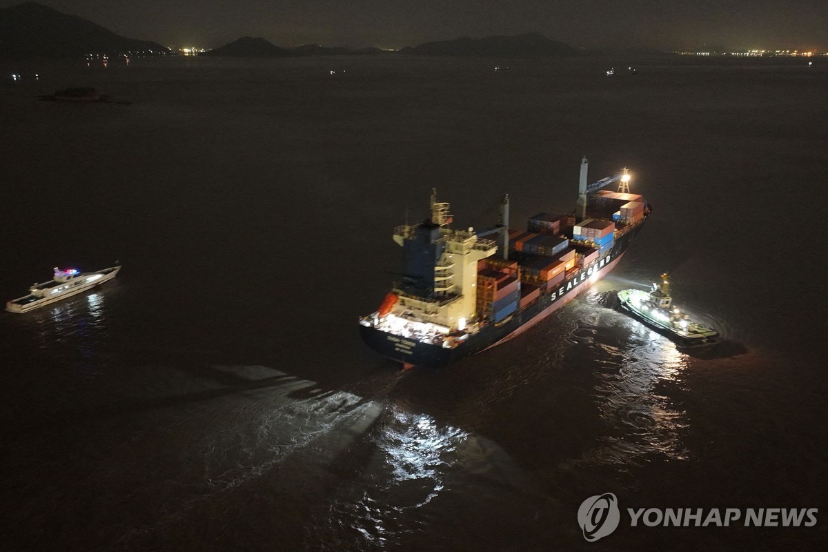 중국 닝보항을 떠나 북극항로로 향하는 화물선 두바이 타워호