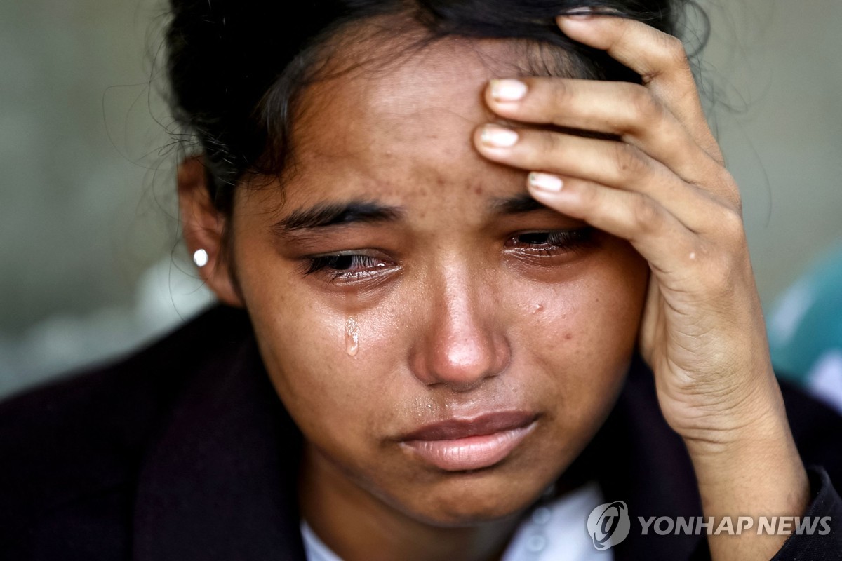 구조된 뒤 눈물 흘리는 네팔 여성 