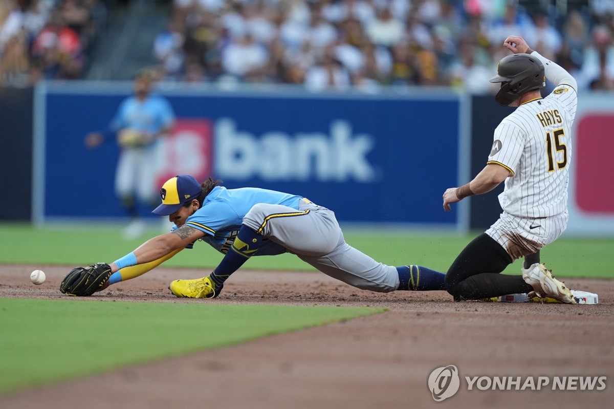 공 놓치는 배지환(왼쪽)