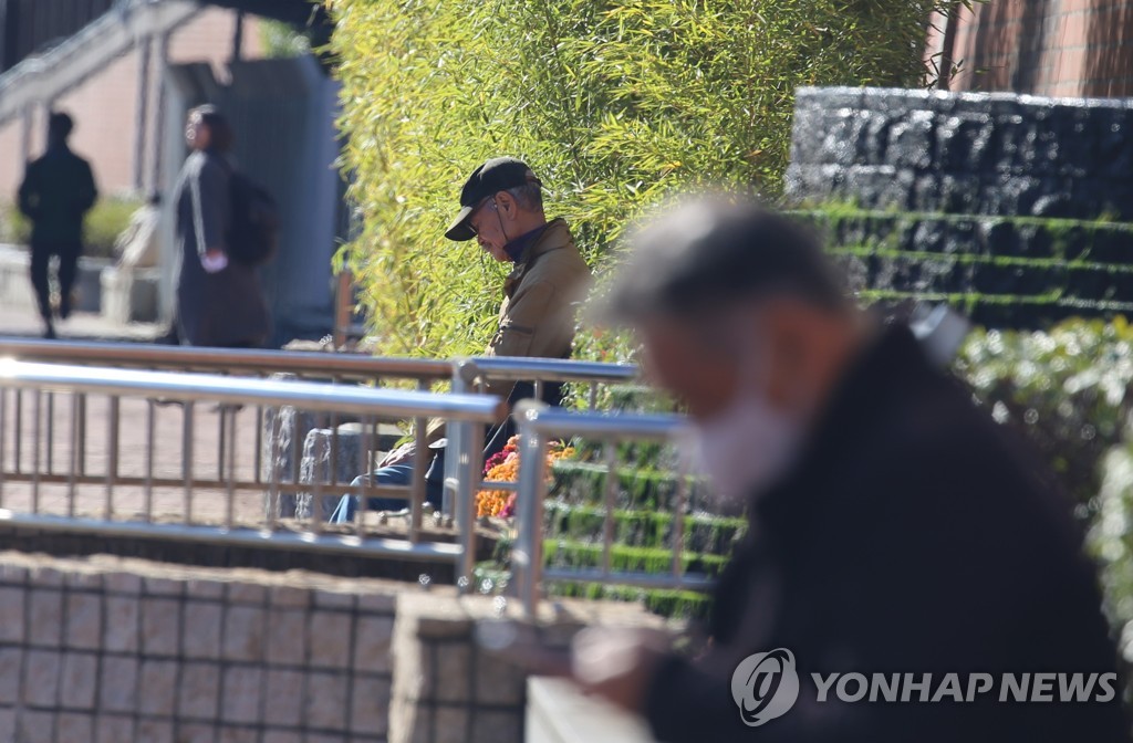 일본 도쿄 도심을 흐르는 하천인 스미다가와(隅田川)를 따라 조성된 산책로에서 노인이 홀로 시간을 보내고 있다.