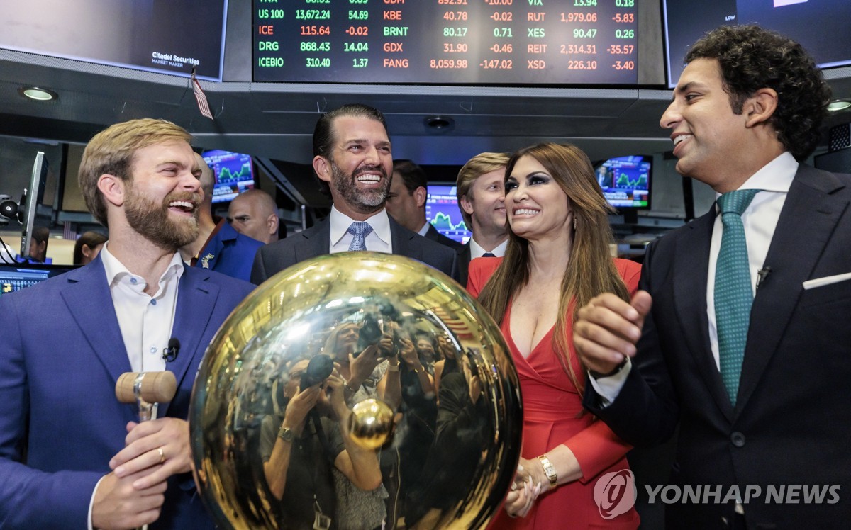 2023년 퍼블릭스퀘어의 뉴욕증권거래소 상장(NYSE) 이벤트에 참여한 도널드 트럼프 주니어(중앙)