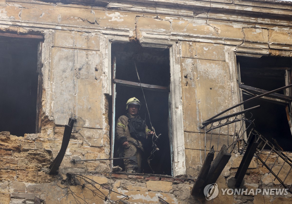 러시아 공격에 파괴된 우크라이나 오데사 아파트