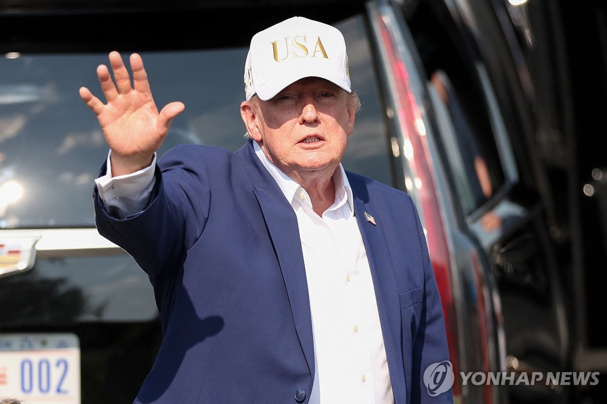 골프 경기 참가자들에게 손 흔드는 트럼프 대통령