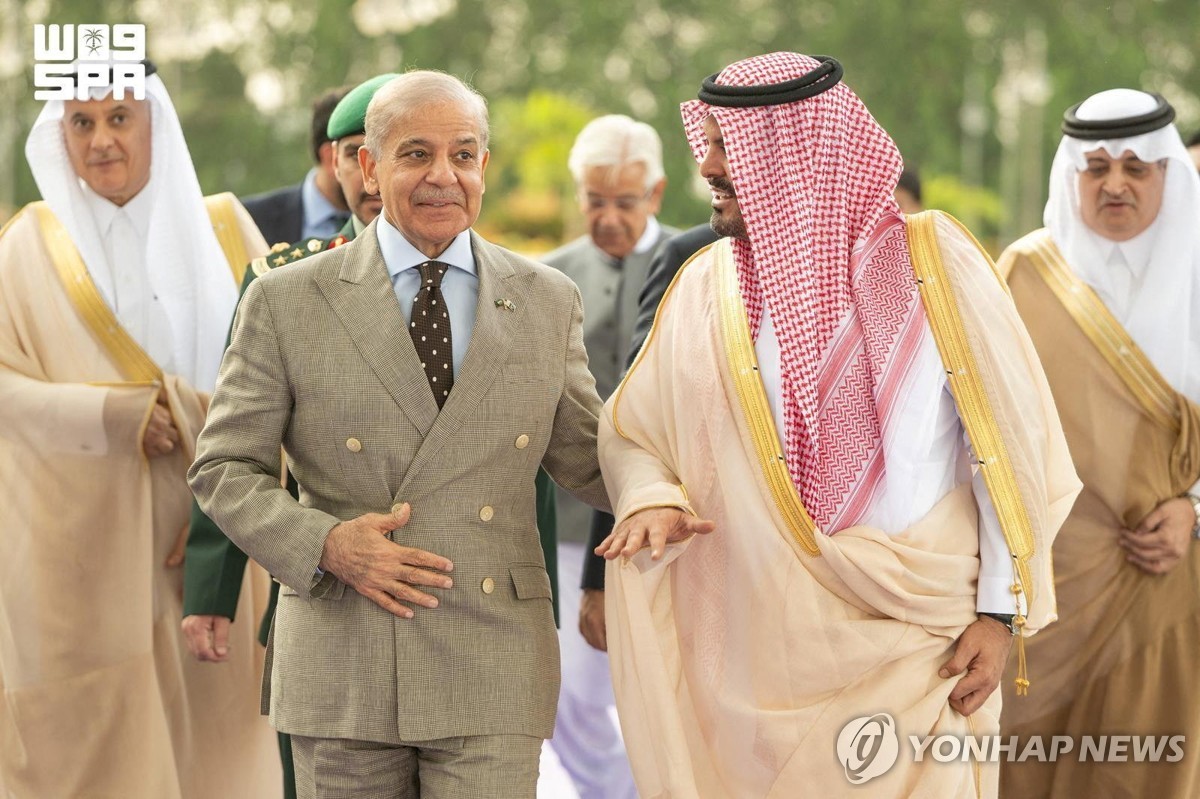 사우디아라비아에 도착한 셰바즈 샤리프 파키스탄 총리