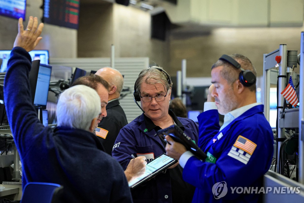 17일(현지시간) 뉴욕증권거래소(NYSE) 트레이더들