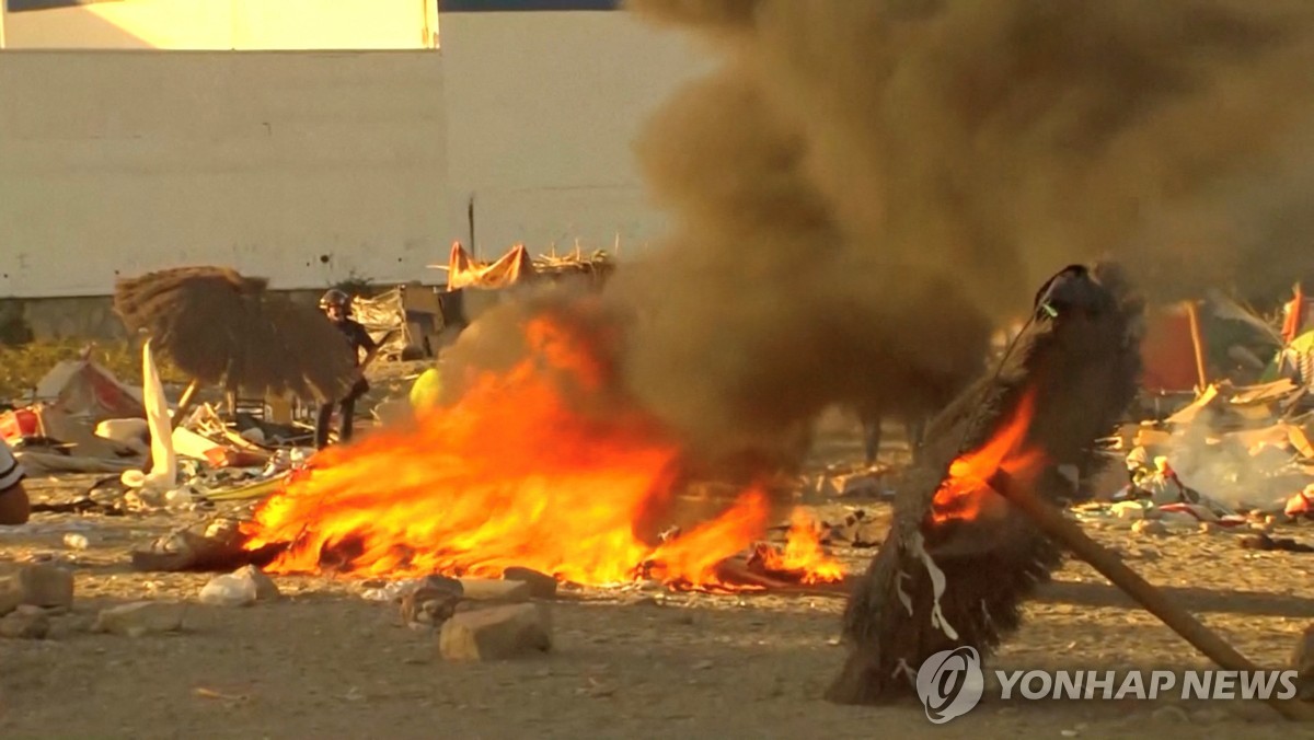 세우타에서 이주민들이 머무는 야영지에서 불길과 연기가 치솟고 있다