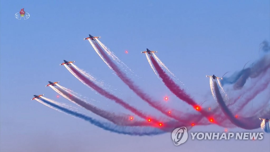 전승절에 곡예 비행하는 북한 전투기들