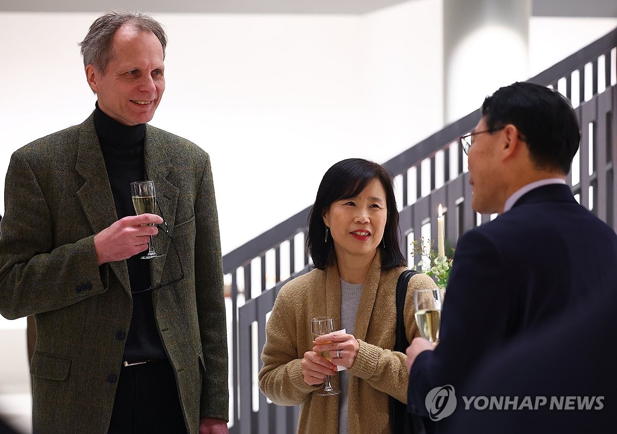 한강 작가 수상 축하리셉션 당시 이야기 나누는 박옥경-칼손 부부와 이형종 대사