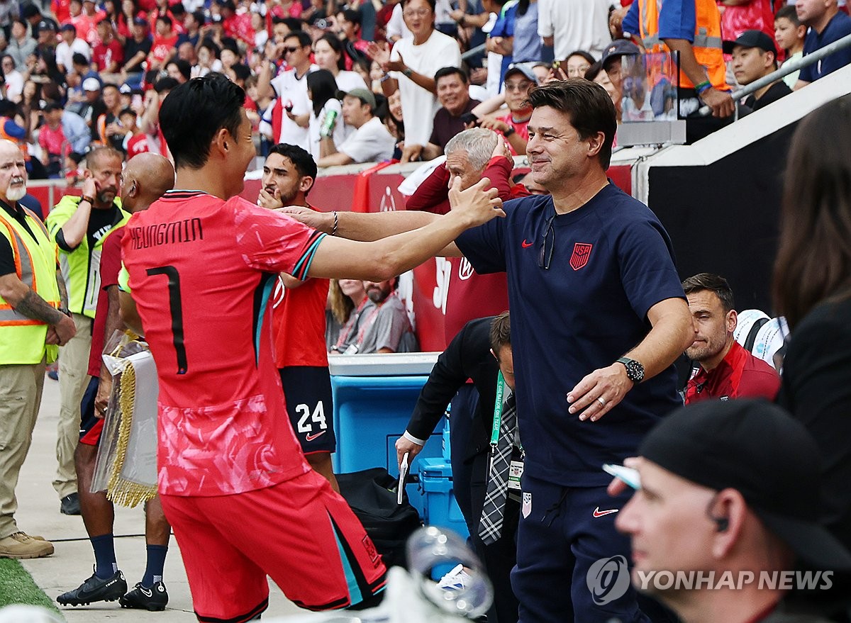 경기 전 인사 나누는 손흥민-포체티노