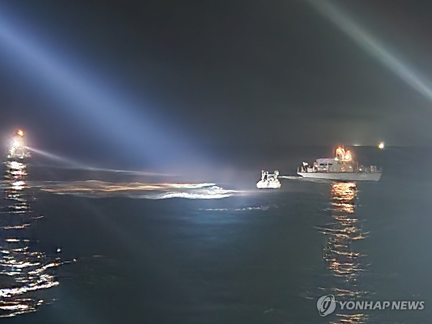 지난해 10월 8명이 탄 밀입국 시도 고무보트 검거 모습