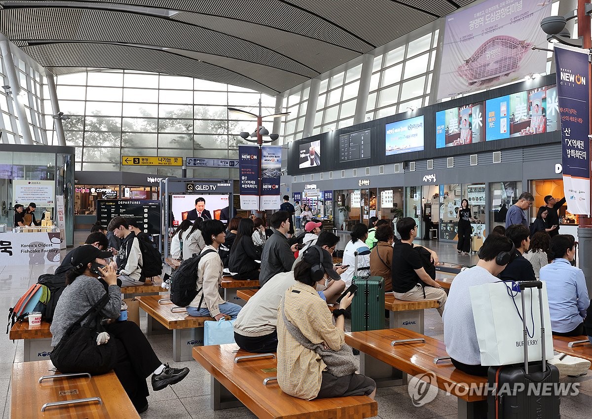 승객으로 북적이는 KTX 울산역