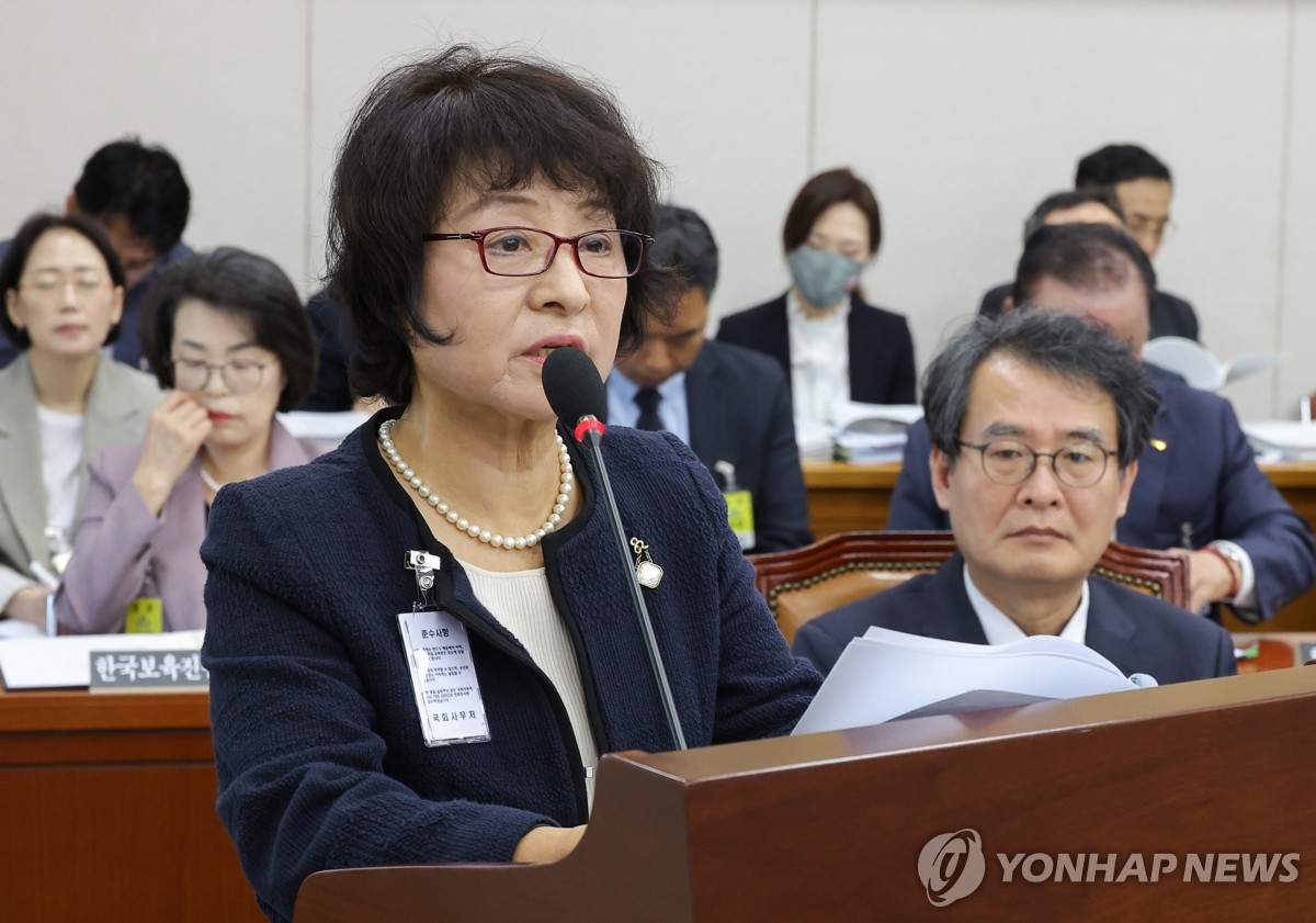 업무 보고하는 박지향 동북아역사재단 이사장