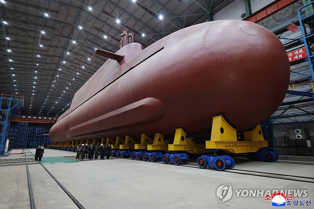 김정은, 8천700t급 핵잠 건조 지도