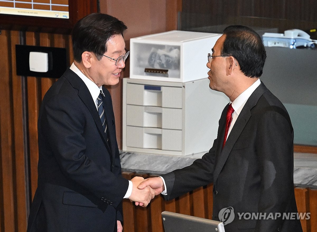 주호영 국회부의장과 인사하는 이재명 대통령