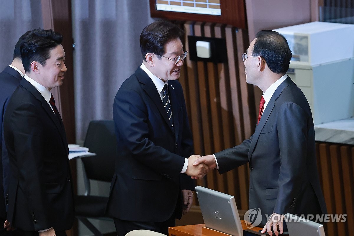 주호영 국회부의장과 인사하는 이재명 대통령