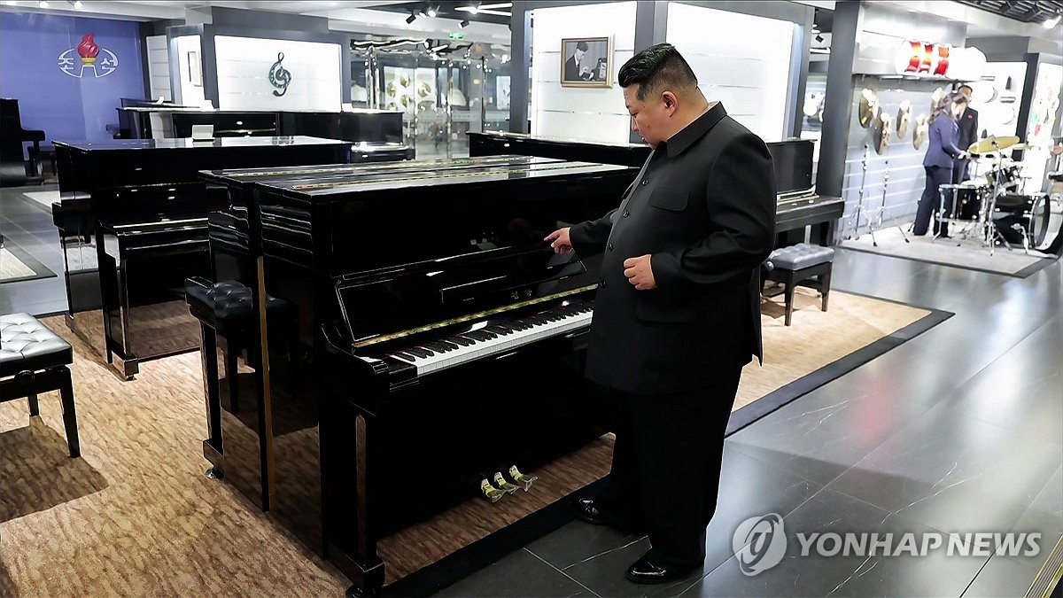 화성지구 악기상점서 피아노 살펴보는 김정은
