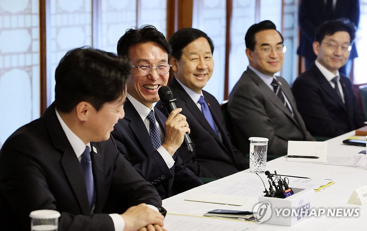 발언하는 김민석 대표