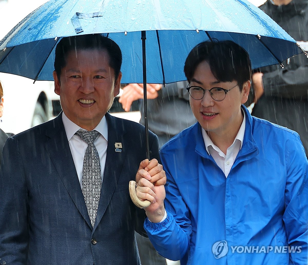 정청래·하정우 '한 우산 아래'