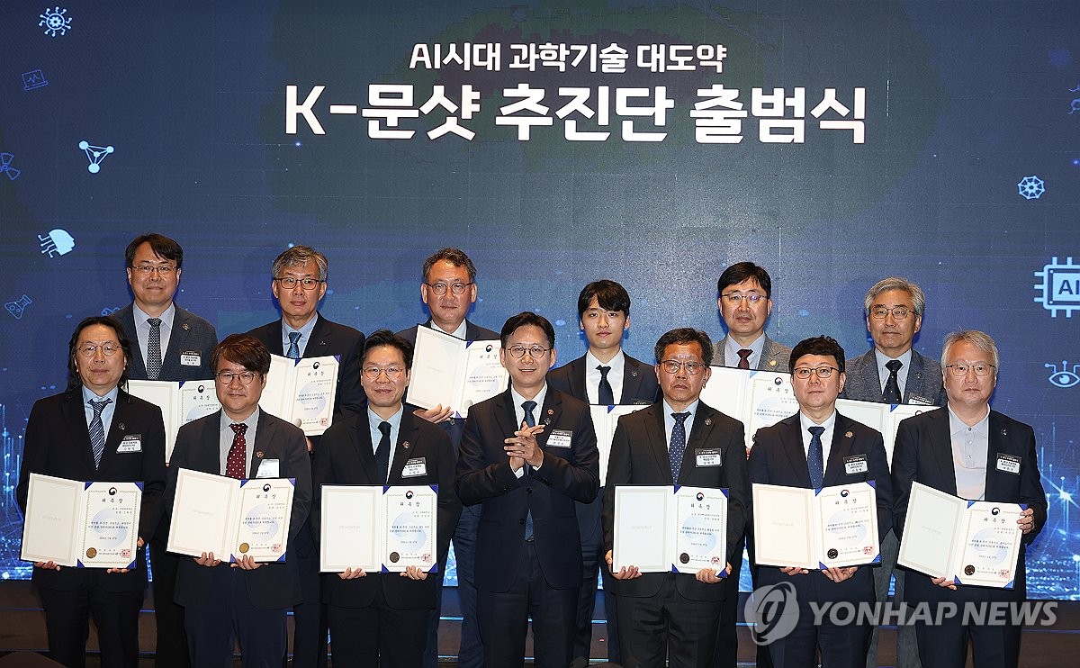 기념촬영하는 배경훈 부총리