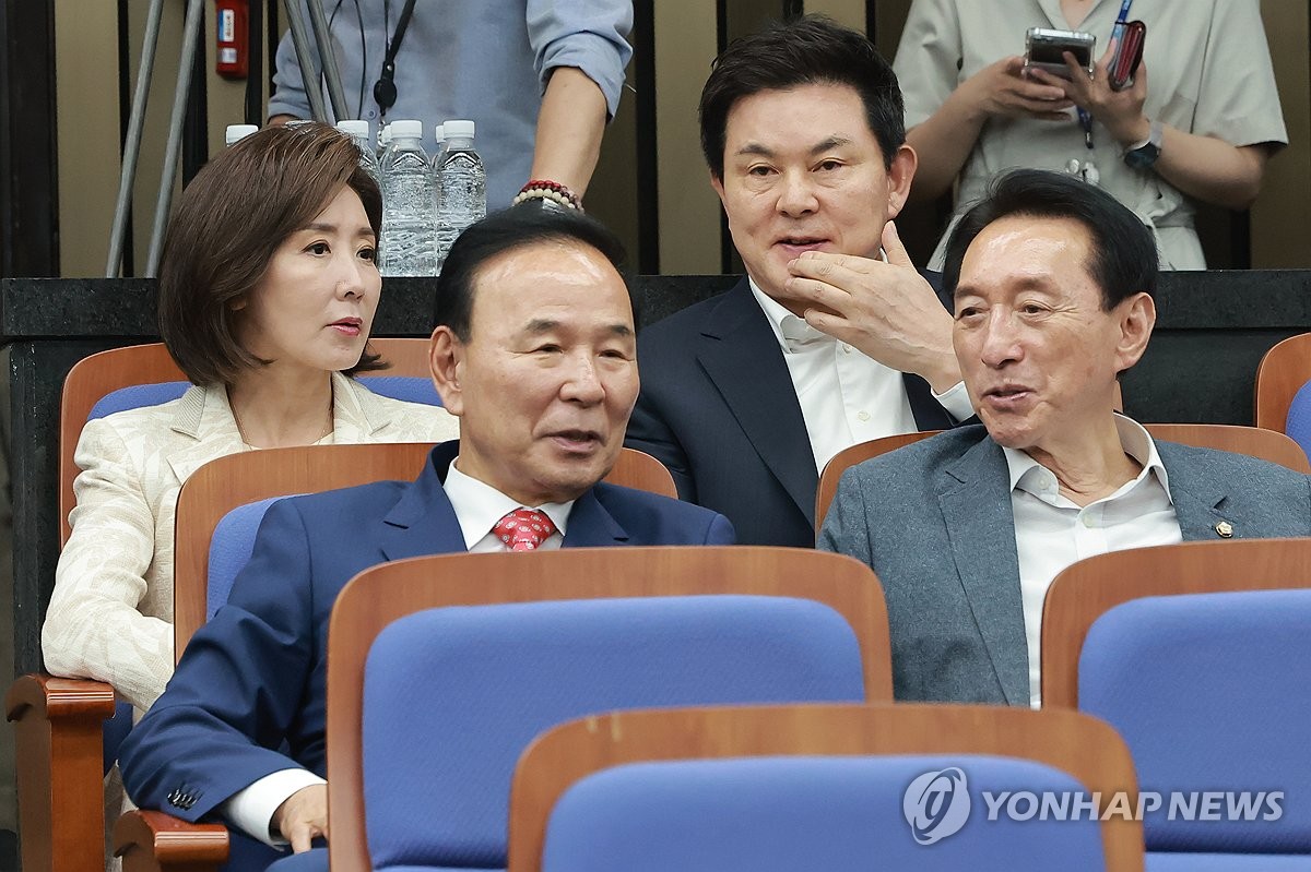 국민의힘 의원총회 참석한 중진들