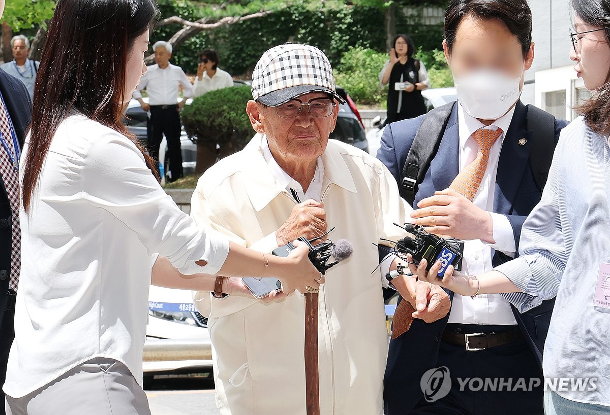 이만희 신천지 총회장 '질문엔 묵묵부답'