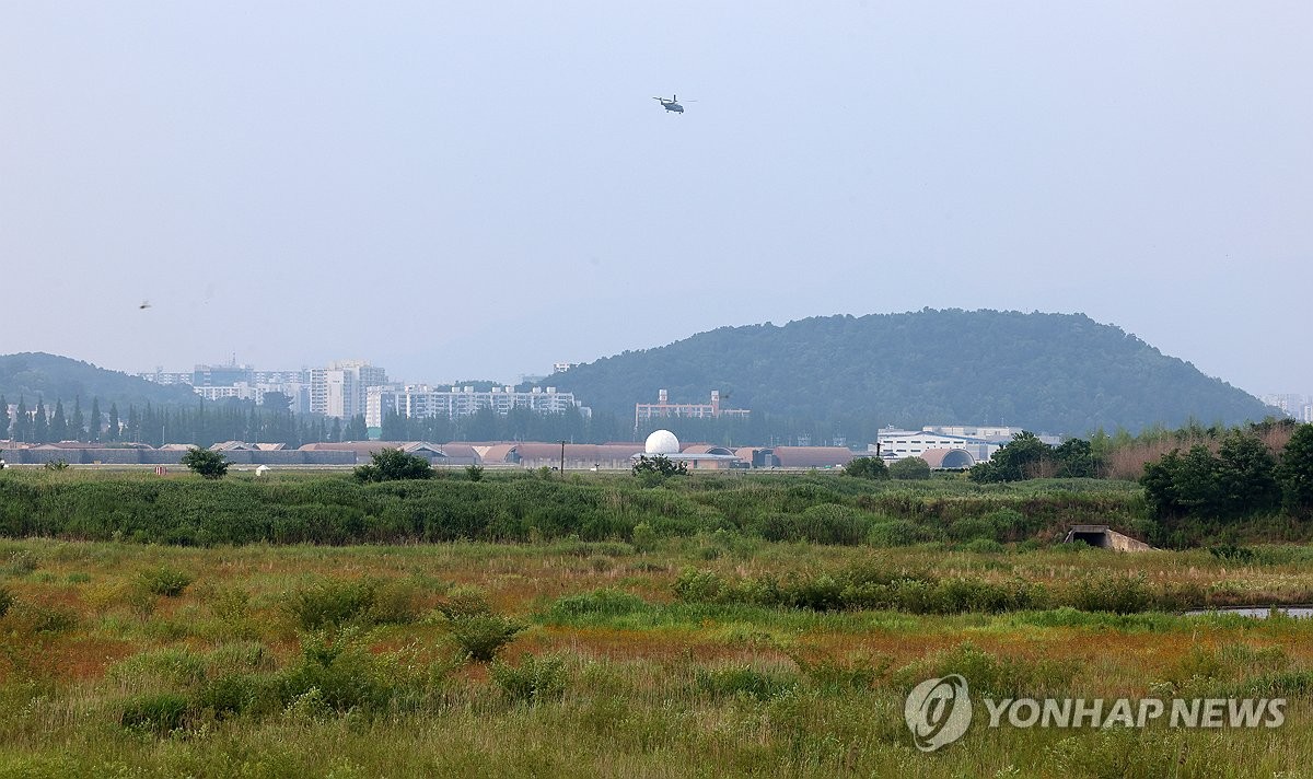 호남 반도체 공장 후보지 위로 헬기 비행