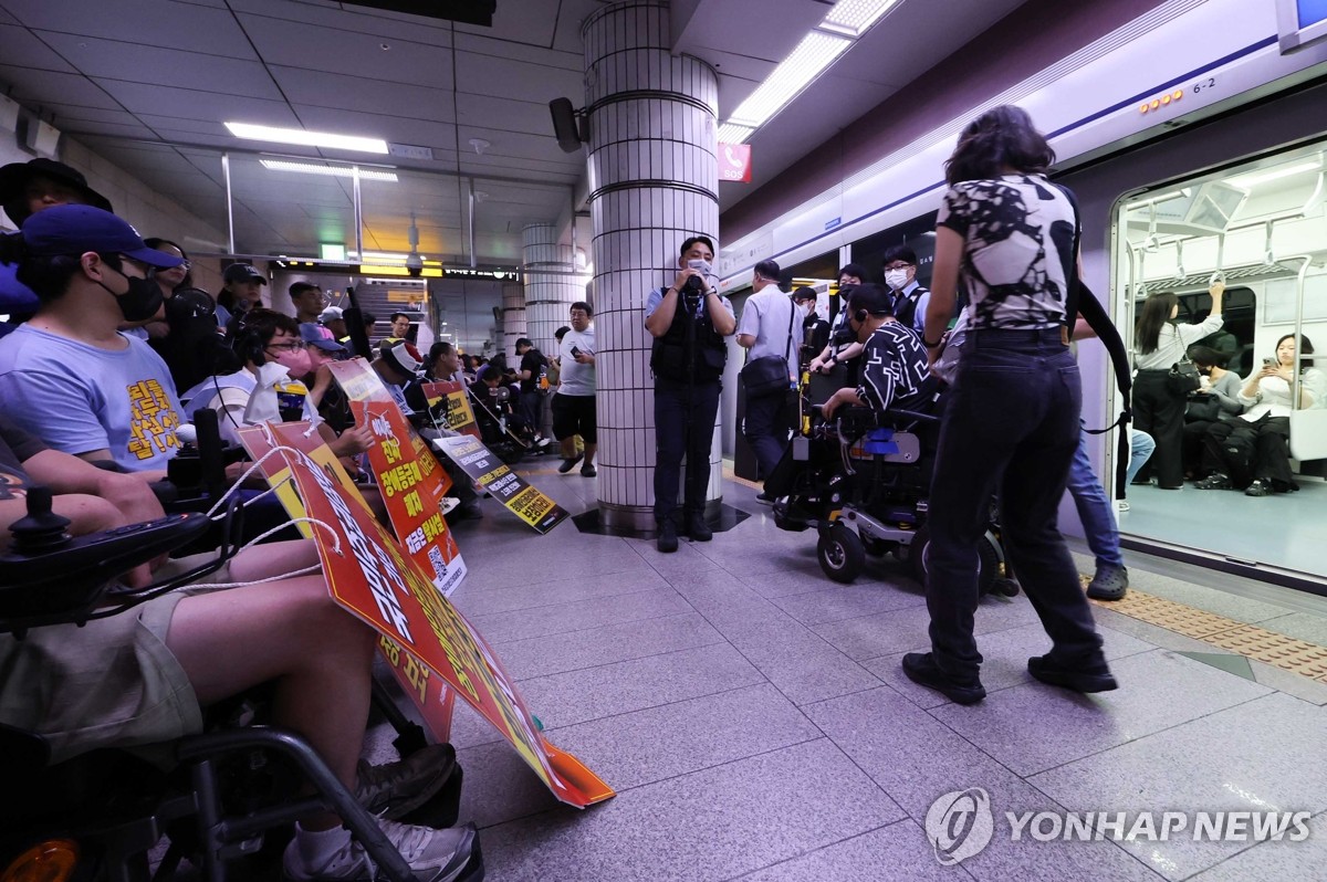 전장연, 출근 지하철 탑승시위