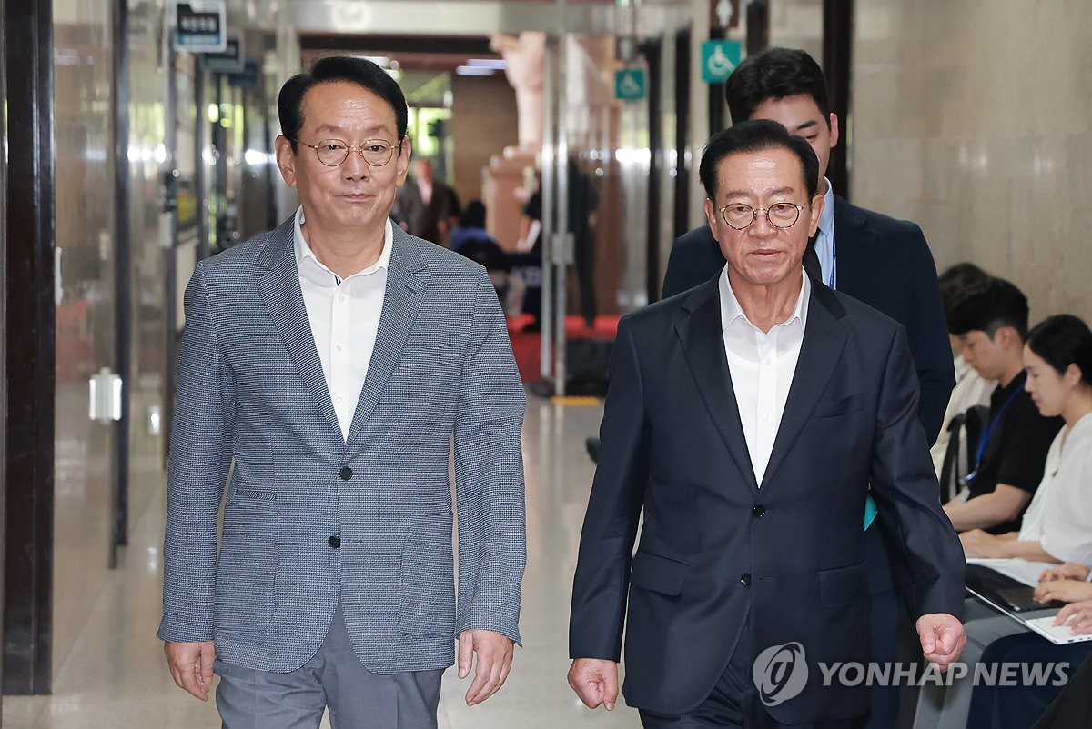 국민의힘 원내대표-4·5선 중진 간담회 참석하는 김도읍, 이종배 의원
