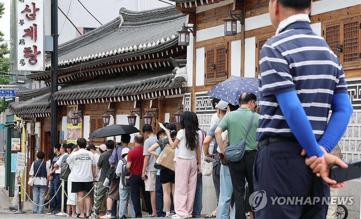 초복 맞아 문전성시 이룬 삼계탕집