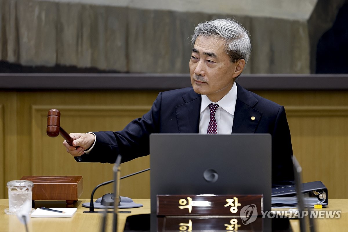 금융통화위원회 본회의, 의사봉 두드리는 신현송 한은 총재