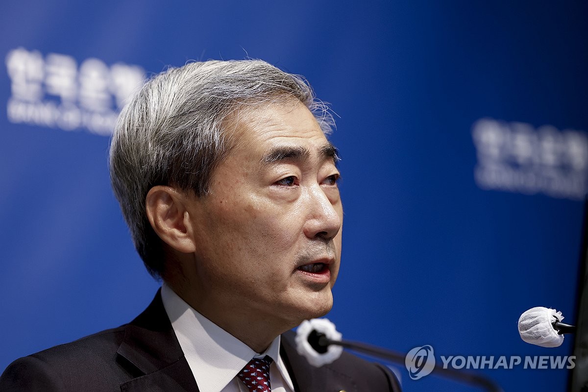 기자간담회서 발언하는 신현송 한은 총재