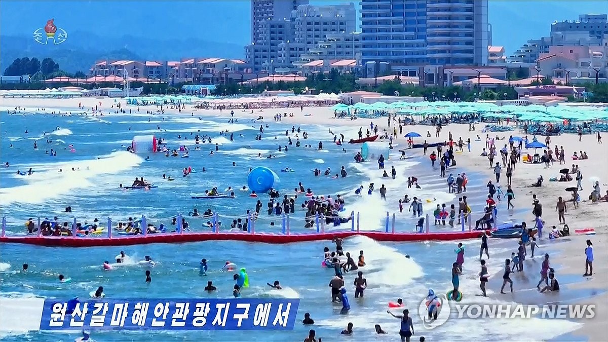 '원산갈마해안관광지구' 찾은 북한 주민들