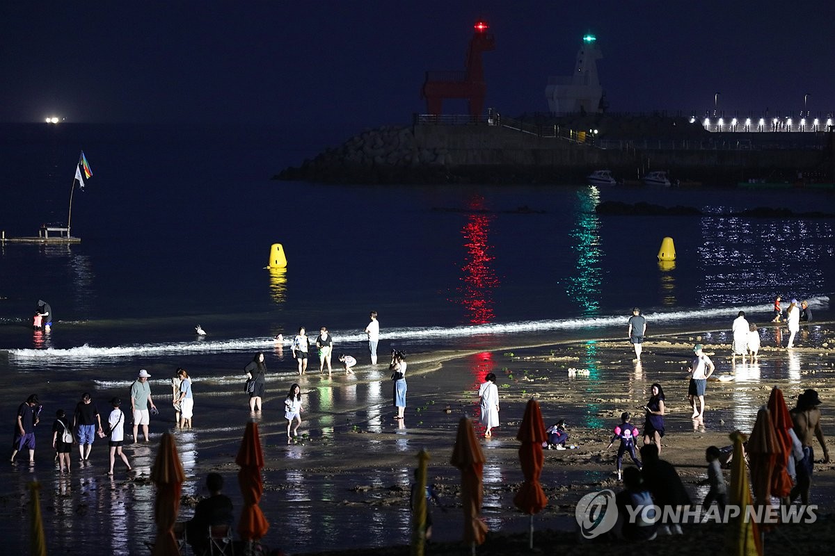 열대야에 제주 해수욕장 찾은 사람들