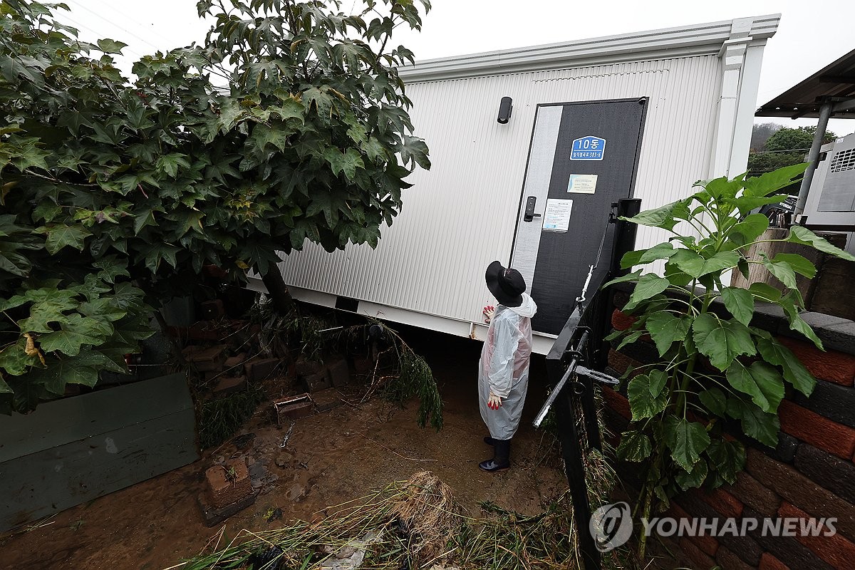 폭우에 떠밀려온 산불이재민 임시주택