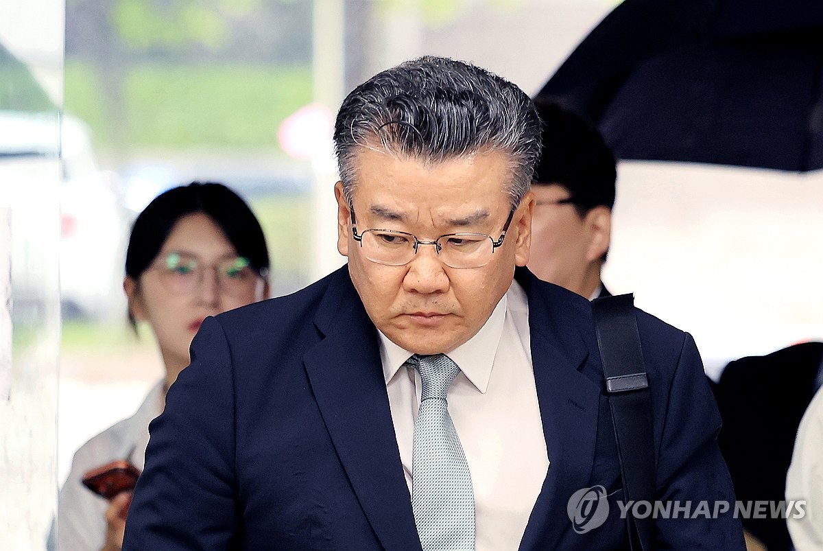 유병호 대답없이 법정으로